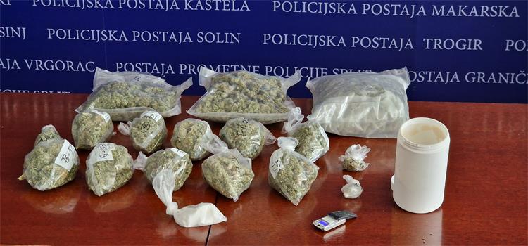 Slika /PU splitsko-dalmatinska 2022/Vijesti (svakodnevno)/droga 1205 2.jpg